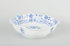 Meissen. Square porcelain bowl with 'Blue Onion' pattern. Early 20th century.