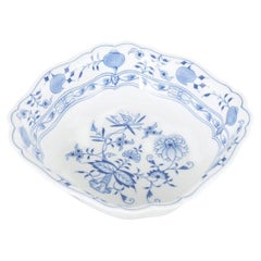 Meissen. Square porcelain bowl with 'Blue Onion' pattern. Early 20th century.