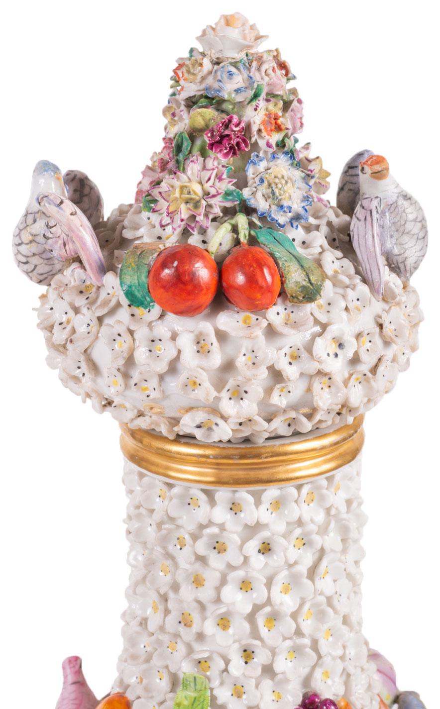Ein Paar Schneeballen-Deckelvasen im Meissener Stil von guter Qualität, jeweils mit weißem Blumengrund, Vögeln und Obstbäumen.