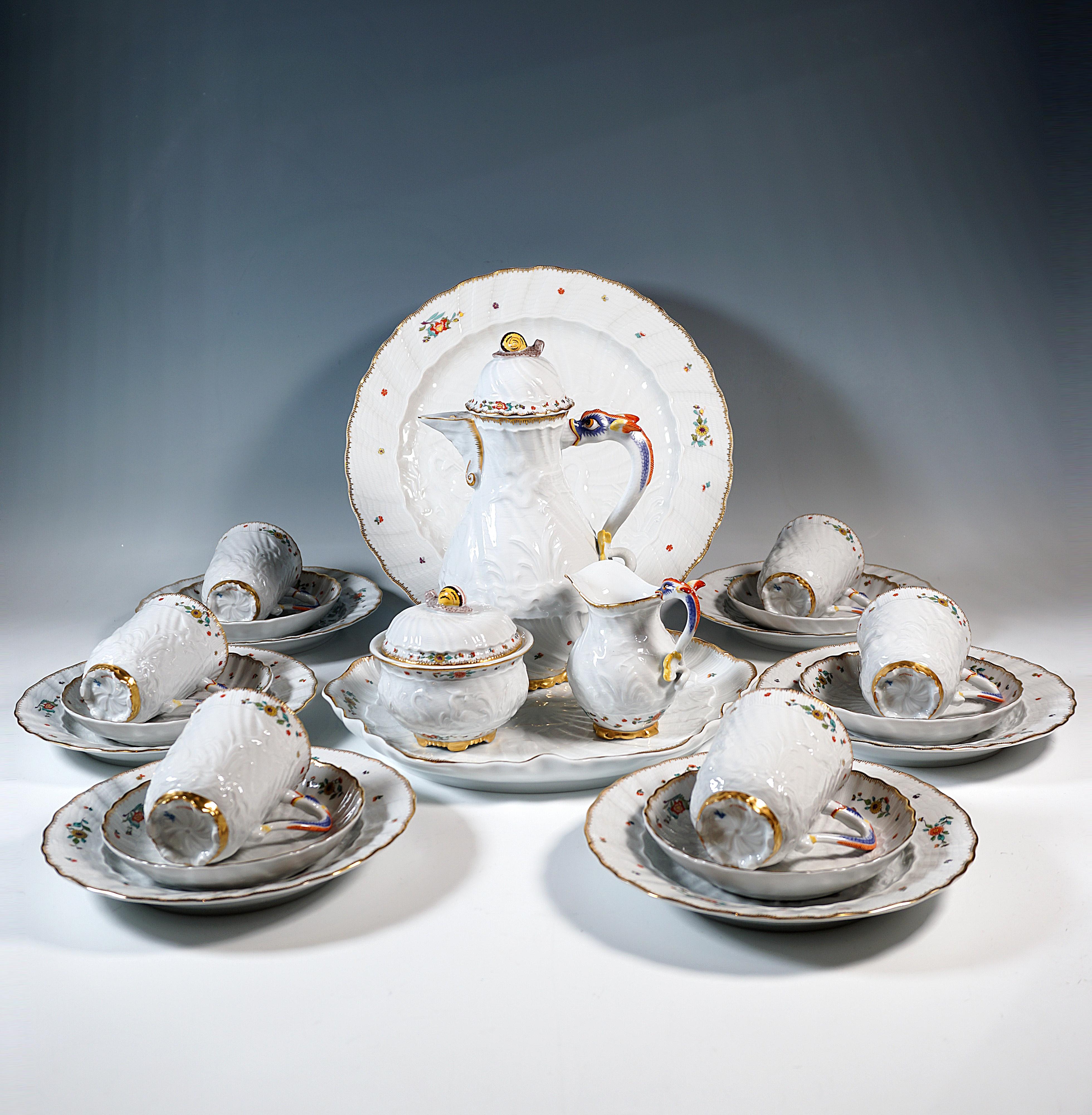 Service à café et à dessert Meissen pour 6 personnes :
Service Meissen, composé de 23 pièces : 1 cafetière avec couvercle, 1 pot à lait, 1 sucrier, 6 tasses, 6 soucoupes, 6 assiettes à dessert et 2 plats de service.

Surface ondulée en relief, sur