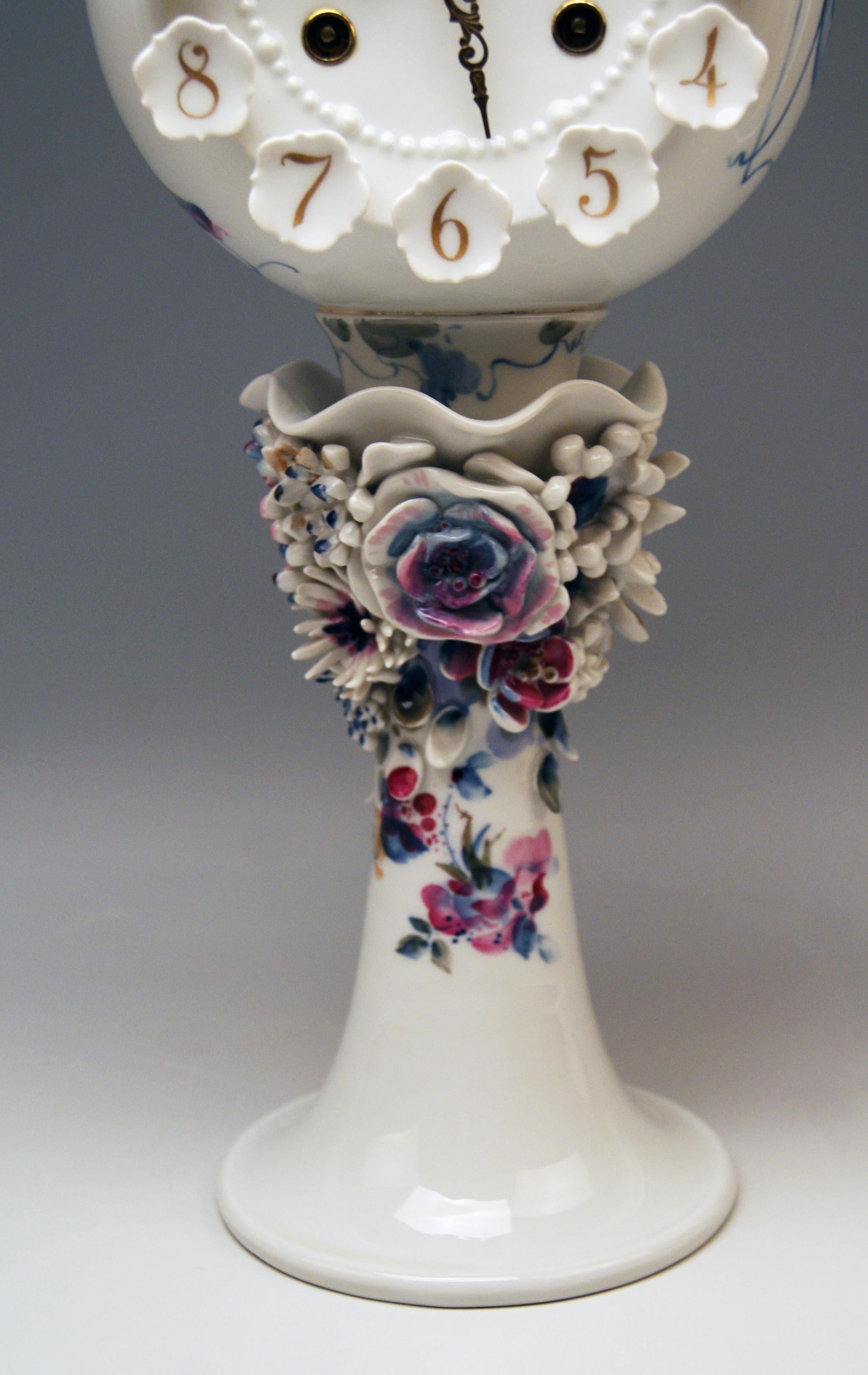 Meissen Table Clock Modern Model 60886 Painted Flower, Peter Strang, circa 1981 In Excellent Condition In Vienna, AT
