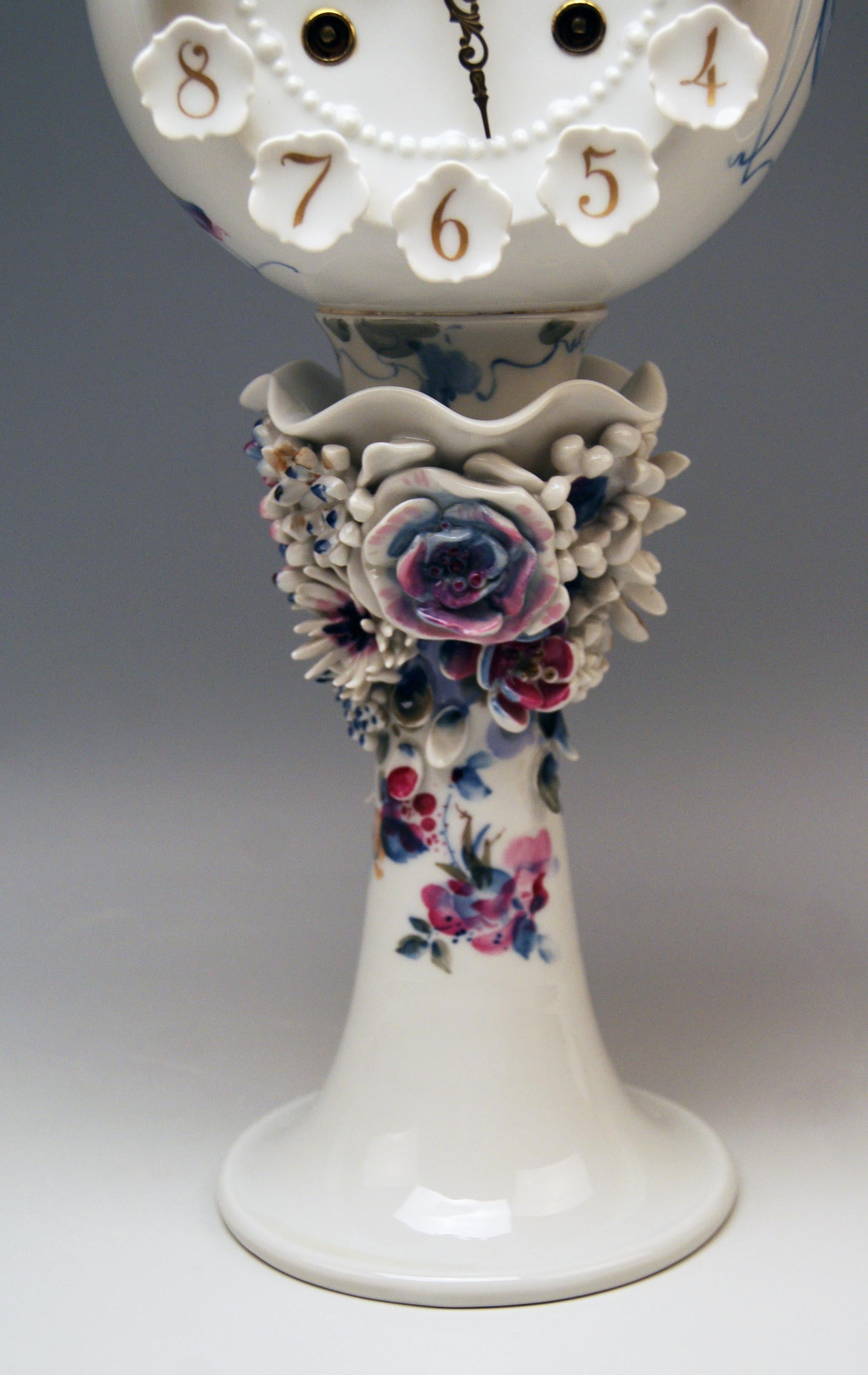 Meissen Table Clock Modern Model 60886 Painted Flower, Peter Strang, circa 1981 In Excellent Condition For Sale In Vienna, AT