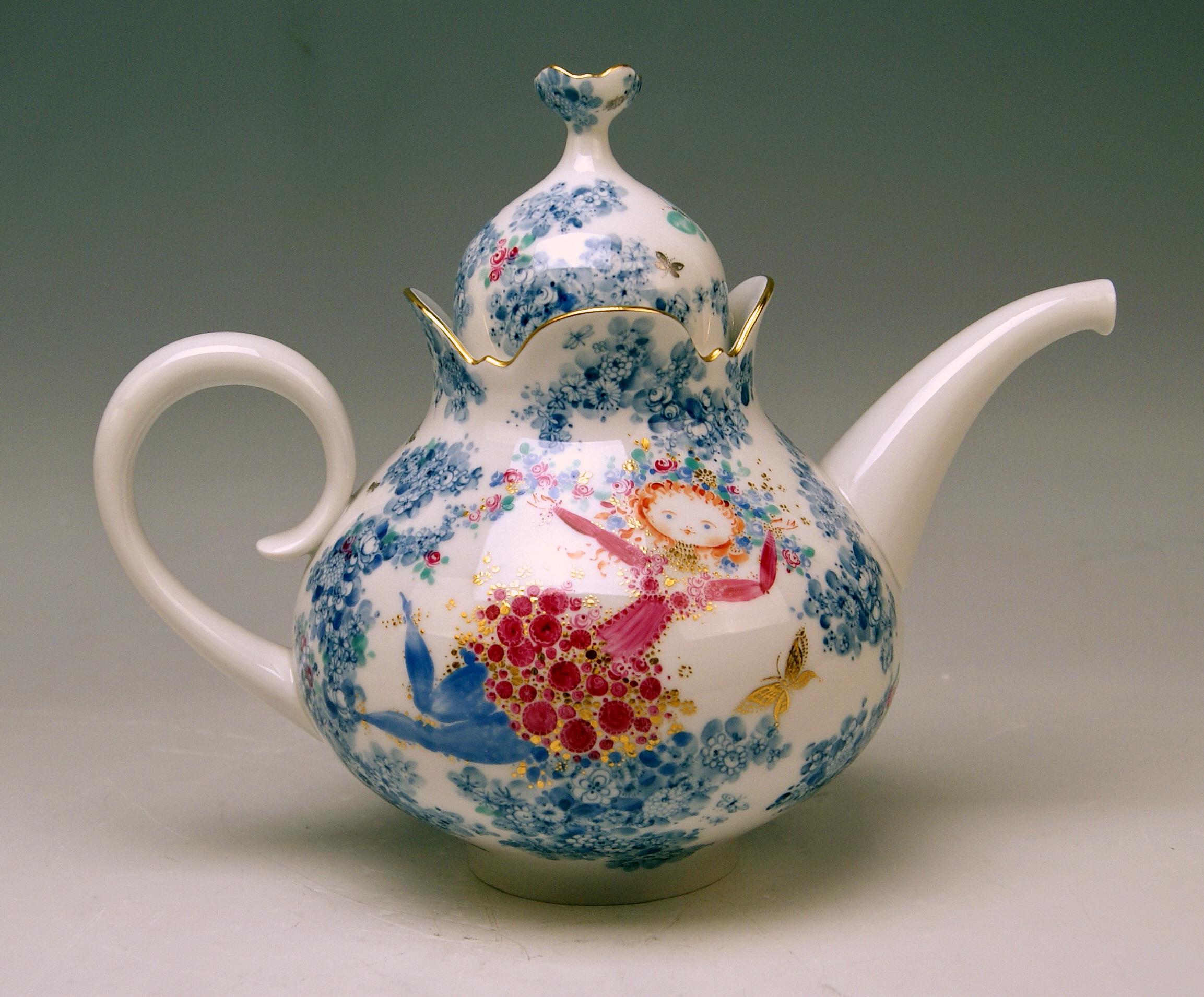 A splendid as well as rare Meissen tea pot:
White porcelain, multicolored pattern consisting of flowers' blossoms and figurines (Decor Sommernachtstraum in German = Summer night's dream / decor number 680691).
Golden painted edges, multicolored