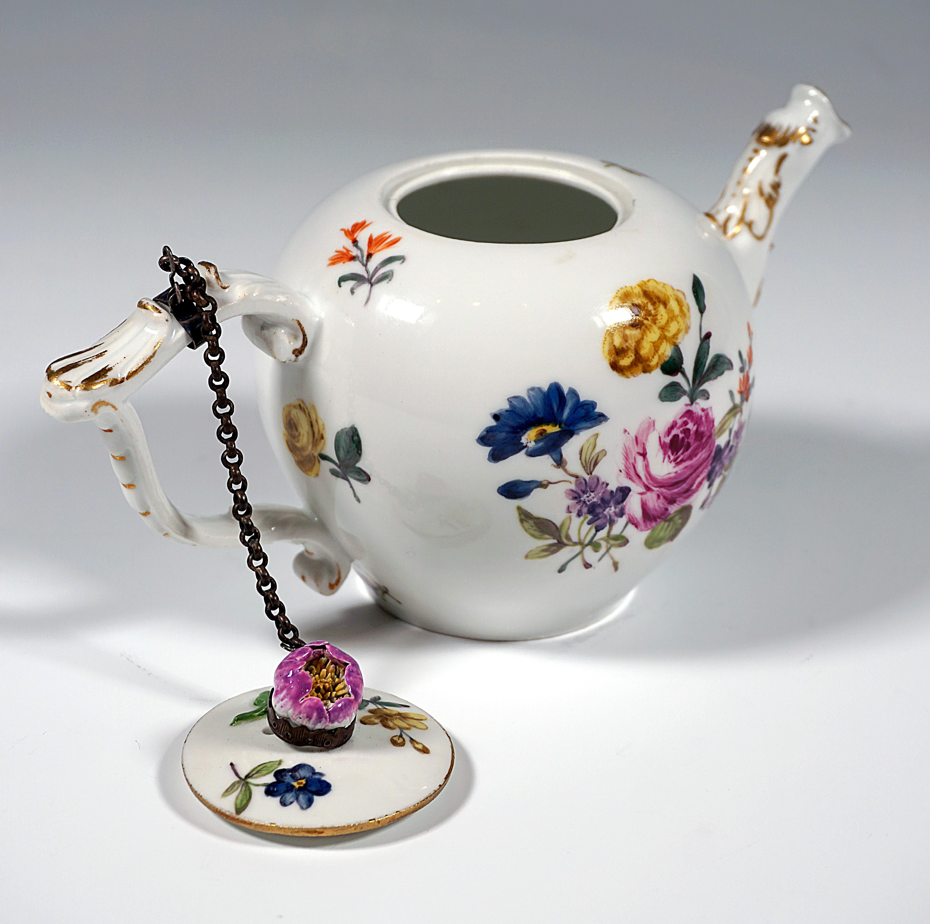 Meissen Tea Pot with Flower Decoration, Rococo Period, circa 1750 In Good Condition In Vienna, AT