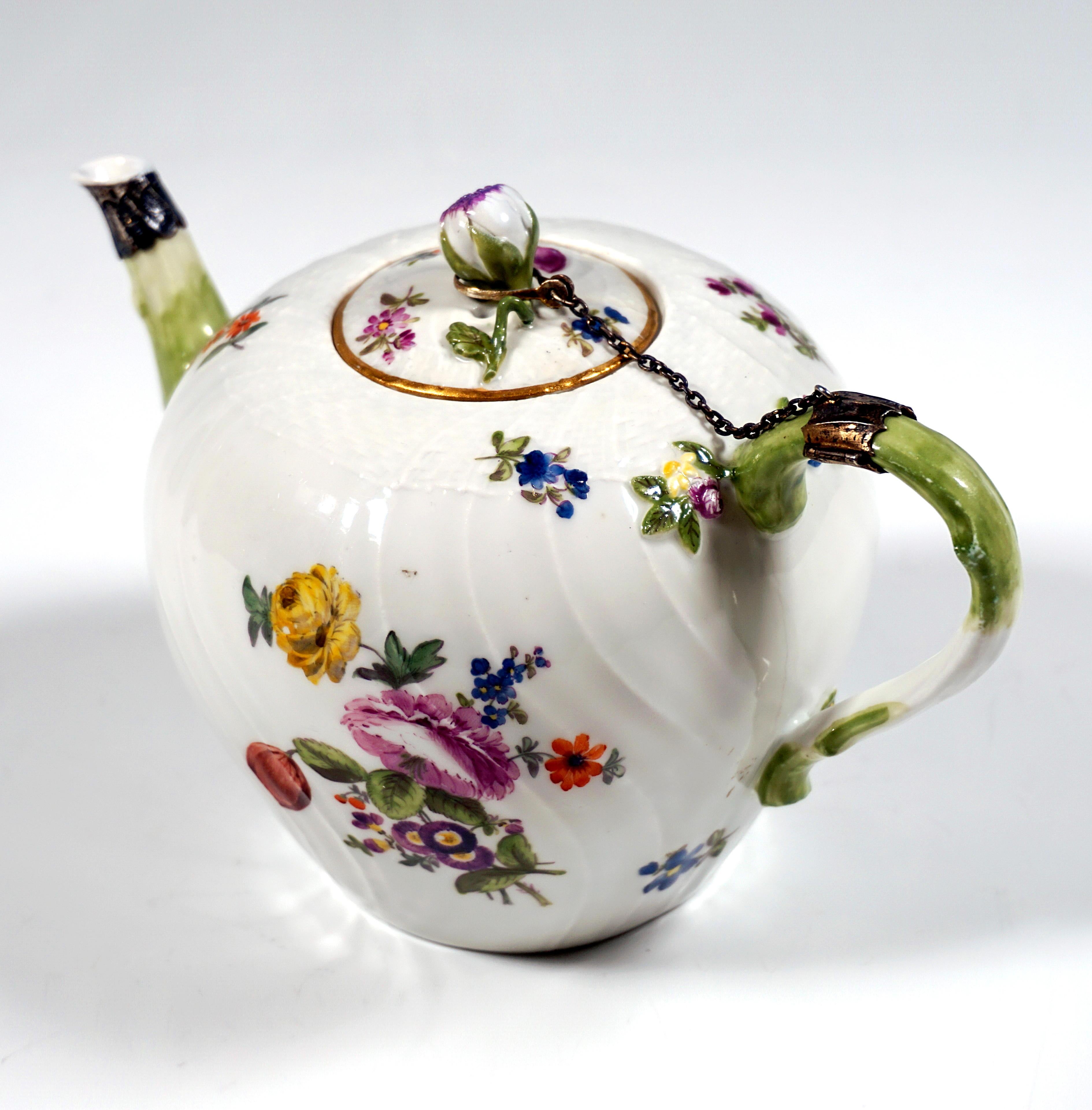 Meissener Teekanne mit Blumendekoration und Silberhalterung, Rokoko-Periode, um 1750 (Handgefertigt)