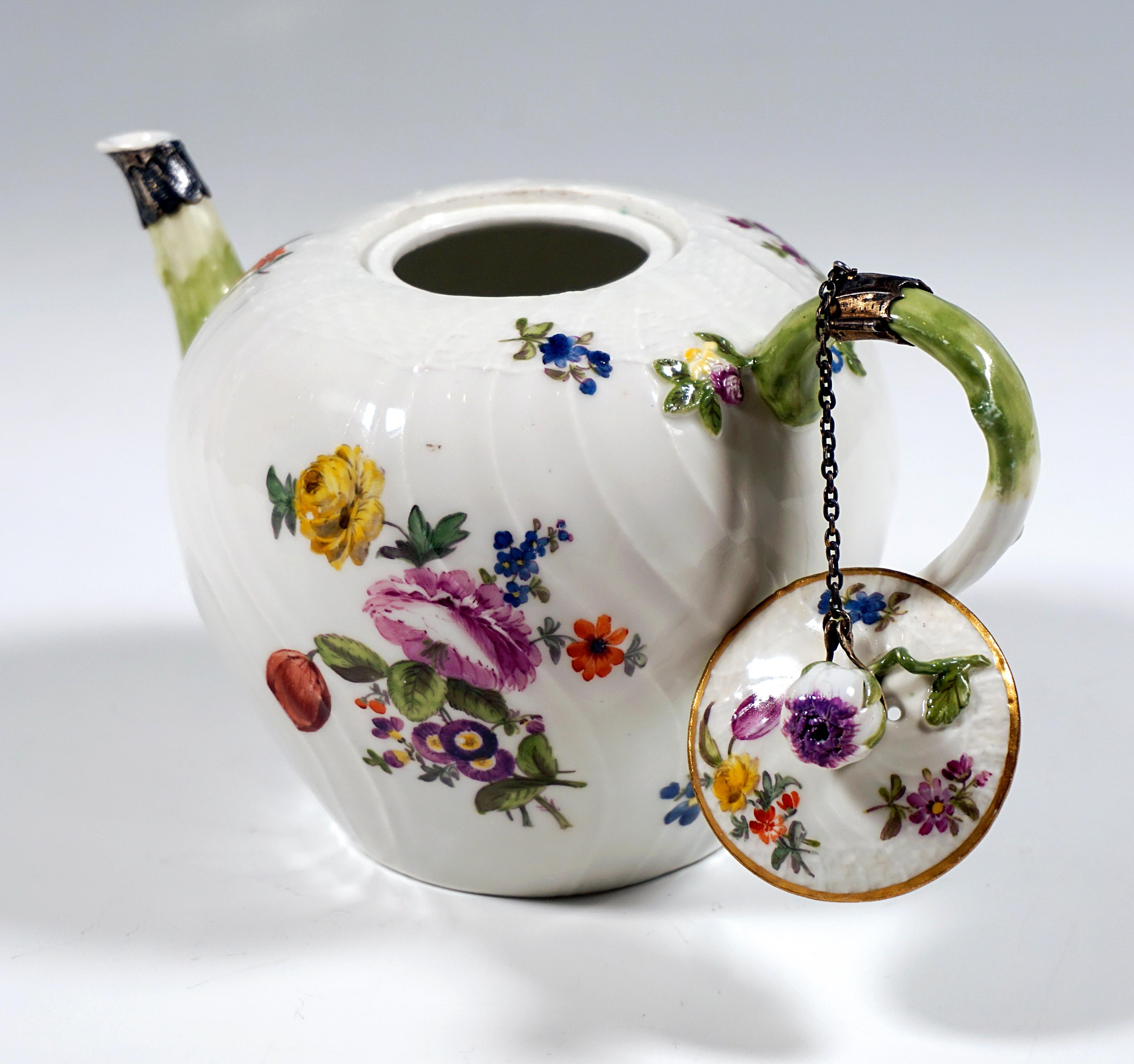Meissen Tea Pot With Flower Decoration & Silver Mount, Rococo Period, Circa 1750 In Good Condition For Sale In Vienna, AT