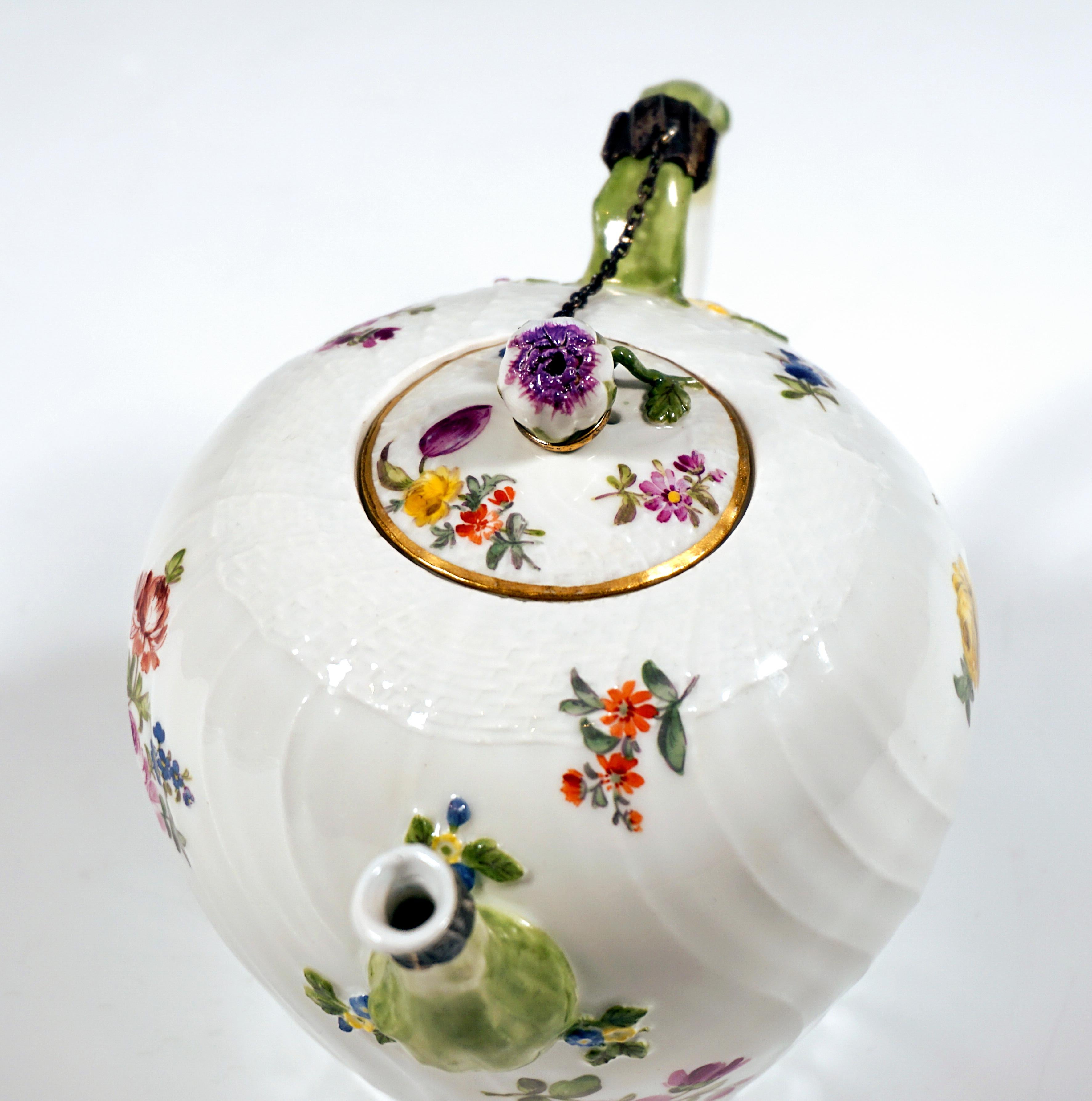 Meissener Teekanne mit Blumendekoration und Silberhalterung, Rokoko-Periode, um 1750 (18. Jahrhundert)