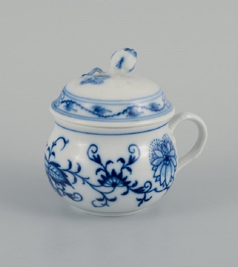 Meissen, three blue onion cream cups.
circa 1900.
Third factory quality.
In perfect condition.
Marked.
Dimensions: H 9.2 x D (without handle) 6.5 cm.