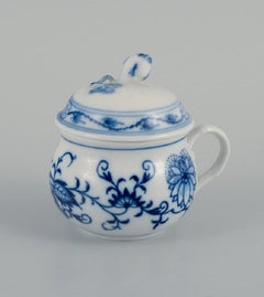 Meissen, drei Blue Onion Sahnebecher. Ca. 1900