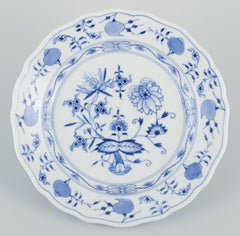 Meissen, three Blue Onion patterned plates in porcelain. Early 20th C.