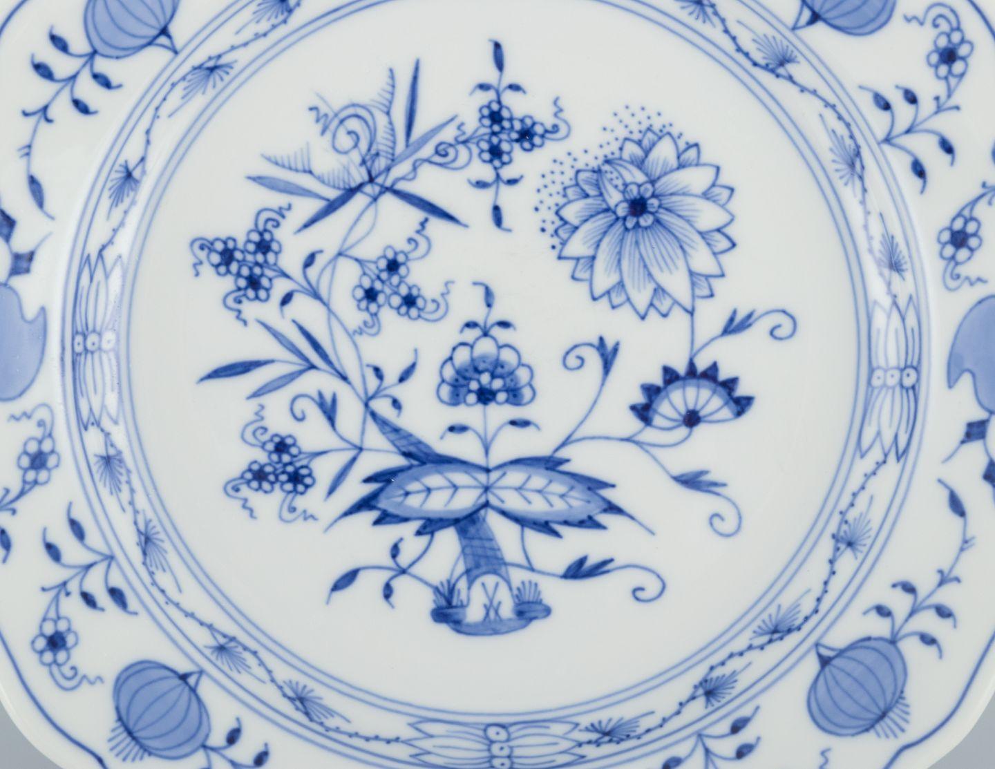 Meissen, three Blue Onion patterned plates in porcelain. Early 20th C. In Excellent Condition For Sale In Copenhagen, DK