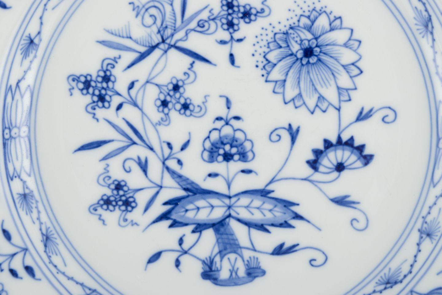 Early 20th Century Meissen, three Blue Onion patterned plates in porcelain. Early 20th C. For Sale