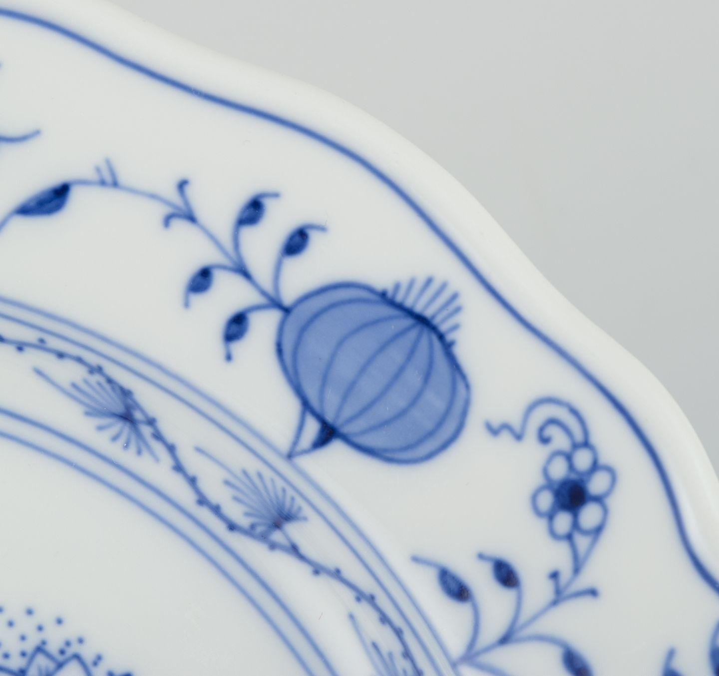 Porcelain Meissen, three Blue Onion patterned plates in porcelain. Early 20th C. For Sale