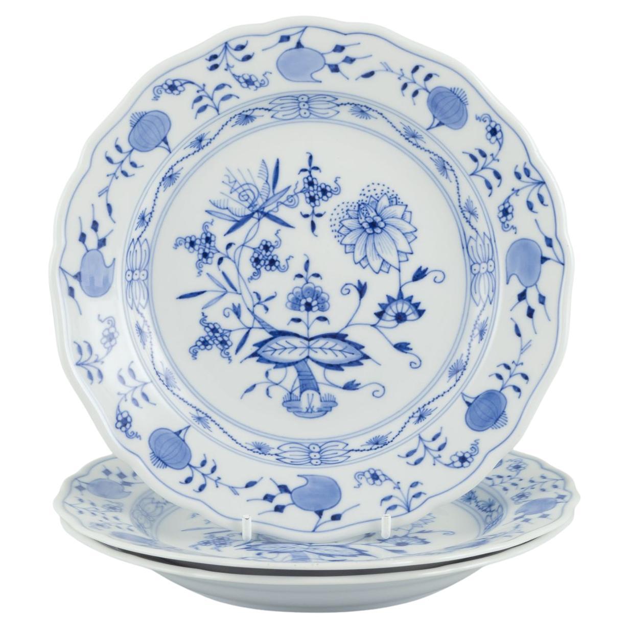 Meissen, tres platos de porcelana con motivos de la Cebolla Azul. Principios del siglo XX
