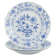 Meissen, three Blue Onion patterned plates in porcelain. Early 20th C.
