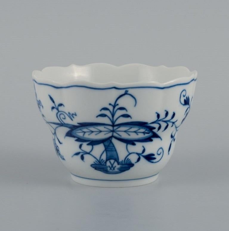 Meissen, three pieces Blue Onion - cup without handle, low cup and small plate.
Approx. 1900.
First factory quality.
Cup with handle in third factory quality.
In excellent condition.
Marked.
Large cup without handle: H 6.7 x D 10 cm.
Small