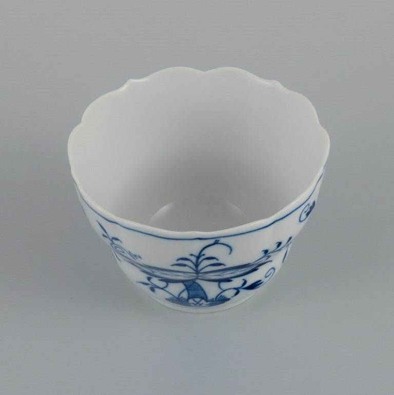 Allemand Meissen, trois pièces - tasse en forme d'oignon bleu sans poignée, tasse basse et petite assiette.  en vente