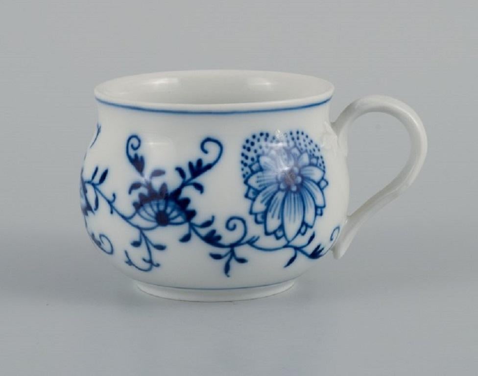 Peint à la main Meissen, trois pièces - tasse en forme d'oignon bleu sans poignée, tasse basse et petite assiette.  en vente