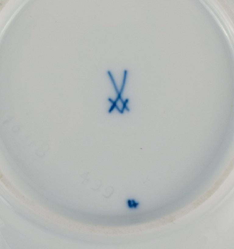Meissen, dreiteilige blaue Zwiebel – Tasse ohne Henkel, niedriger Becher und kleine Platte.  (Frühes 20. Jahrhundert) im Angebot