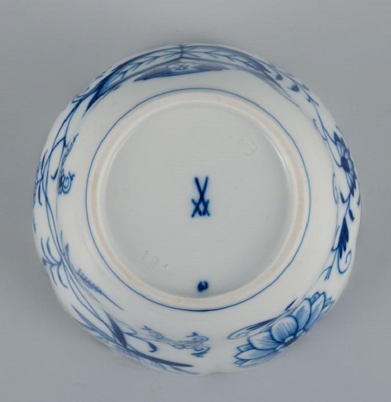 Porcelaine Meissen, trois pièces - tasse en forme d'oignon bleu sans poignée, tasse basse et petite assiette.  en vente