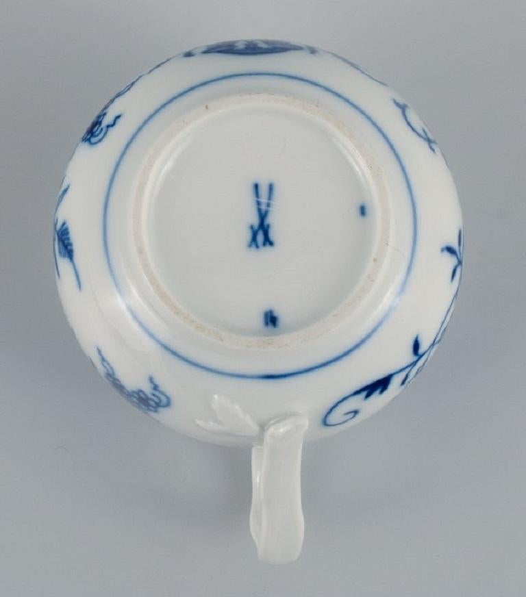 Meissen, dreiteilige blaue Zwiebel – Tasse ohne Henkel, niedriger Becher und kleine Platte.  im Angebot 1