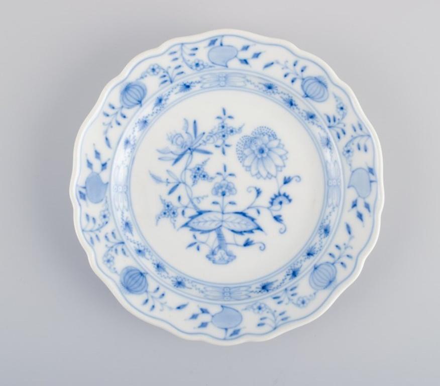Meissen, three plates - Blue Onion pattern.
Early 20th century.
Marked.
First sorting.
Small plate in third grade.
Dimensions: D 18.0 and D 20.0 cm.