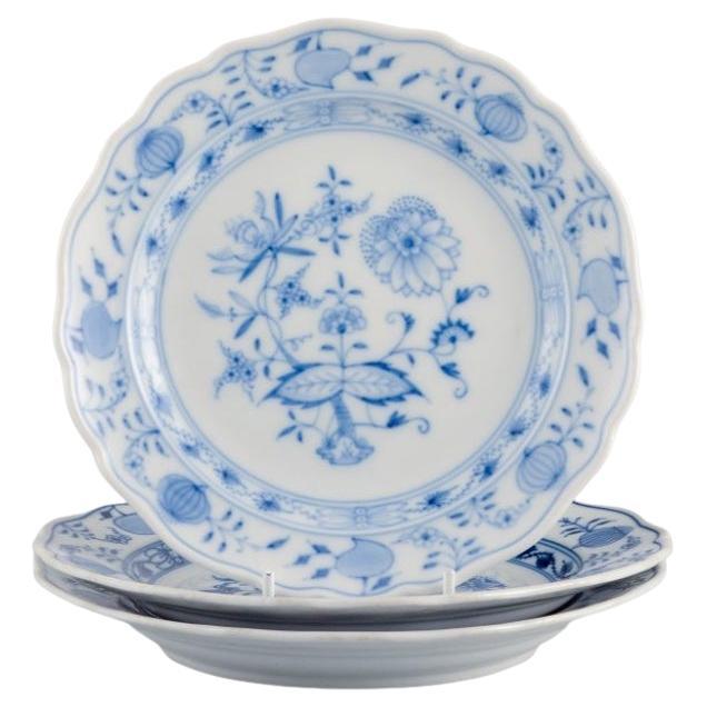 Meissen, trois assiettes - Motif oignon bleu. Début du 20e siècle.