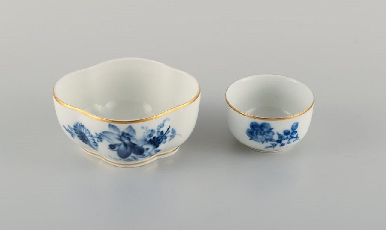 Meissen, two bowls hand-painted with blue flowers and gold rim.
Late 19th century.
First factory.
In perfect condition.
Marked
Measures: Large: L 13.0 x W 11.5 x H 6.0 cm.
Small: D 8.0 x 5.0 cm.