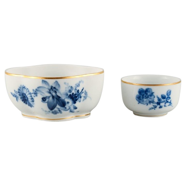 Meissen, zwei Schalen, handbemalt mit blauen Blumen und goldenem Rand. Spätes 19. Jahrhundert. im Angebot bei 1stDibs Deutschland