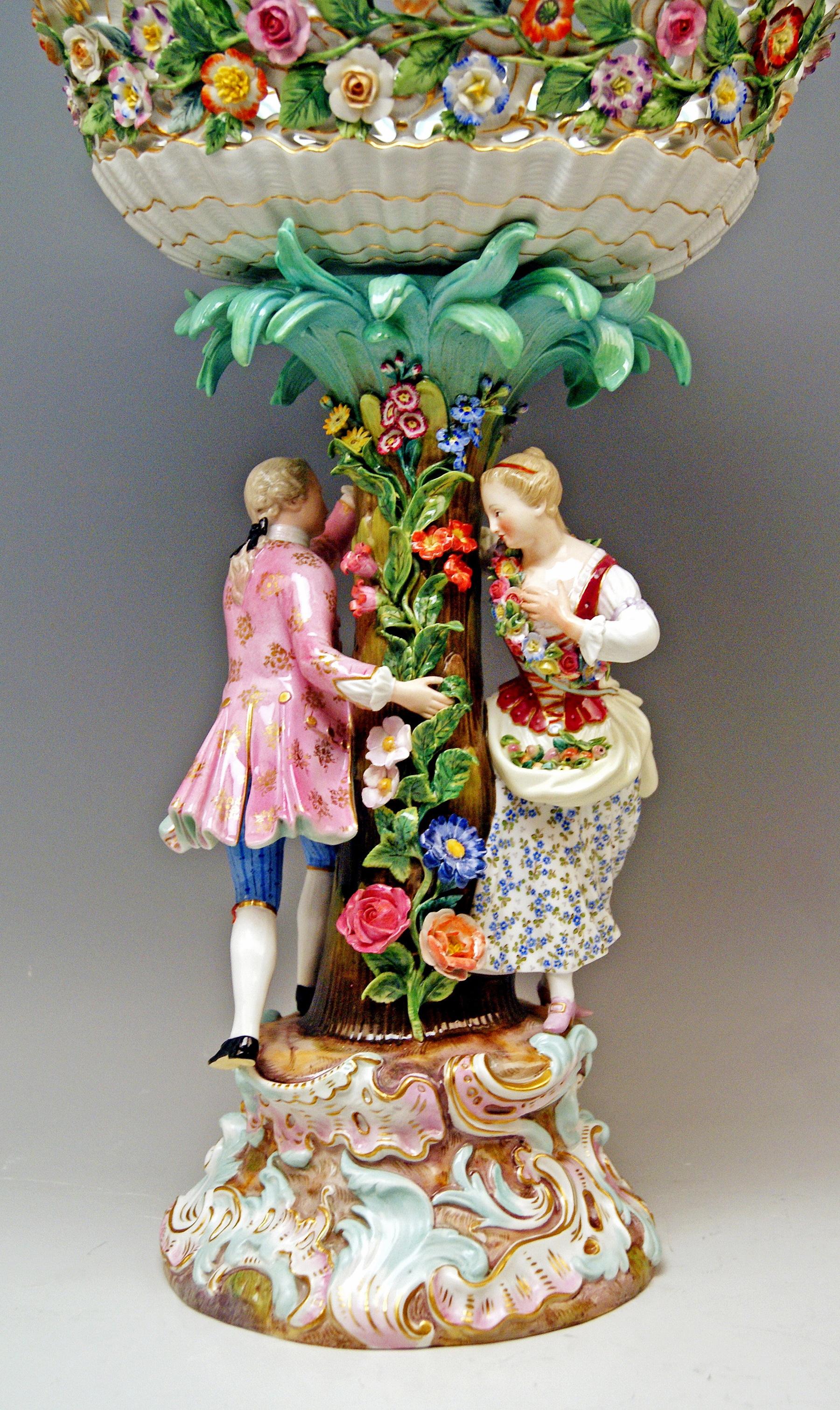 Mid-19th Century Meissen Two Centrepieces Fruit Bowls Gardener Couple Model 2772 Leuteritz