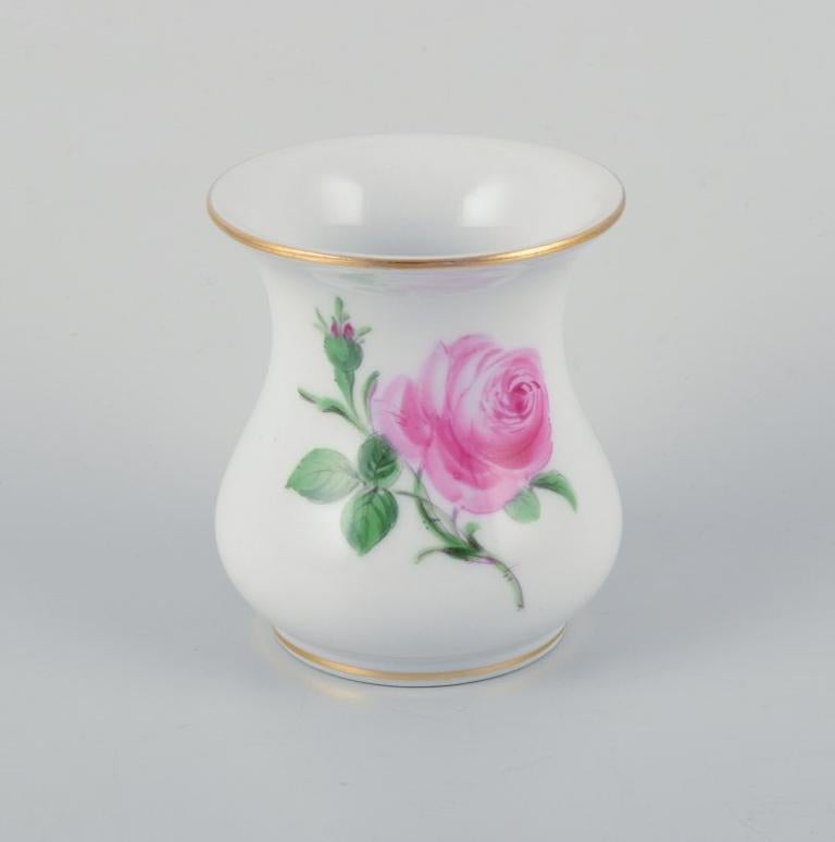 Meissen, dos pequeños jarrones de porcelana 