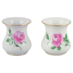 Deux petits vases en porcelaine rose de Meissen, peints à la main avec des roses roses.