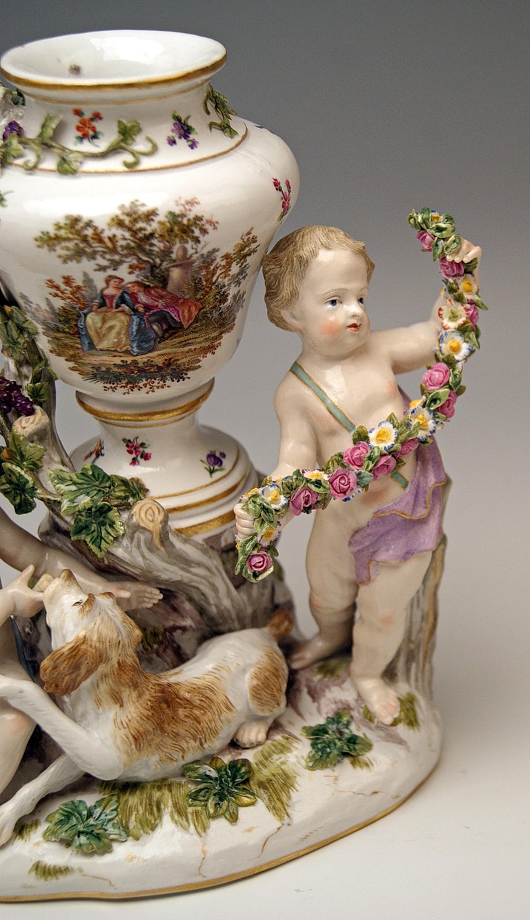Meissen Urn Vase with Two Cherubs by Kaendler Model 1009 Made circa 1830-1840 In Good Condition For Sale In Vienna, AT