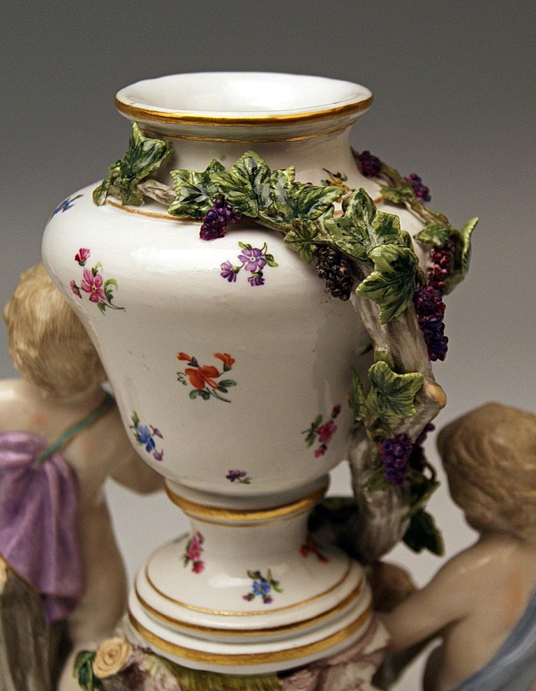 Meissen Urn Vase with Two Cherubs by Kaendler Model 1009 Made circa 1830-1840 For Sale 1