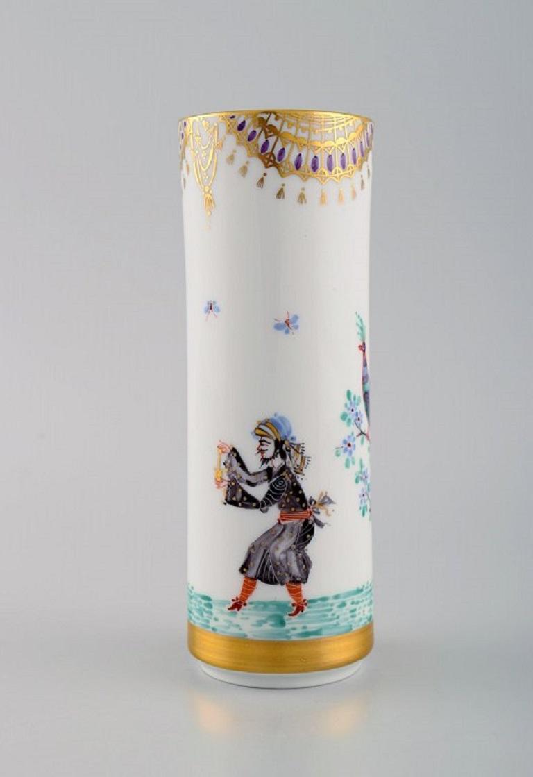Meissen vase in hand-painted porcelain with motifs from One Thousand and One Nights. Late 20th century.
Measures: 16.2 x 5.7 cm.
In excellent condition.
Stamped.
5th factory quality.