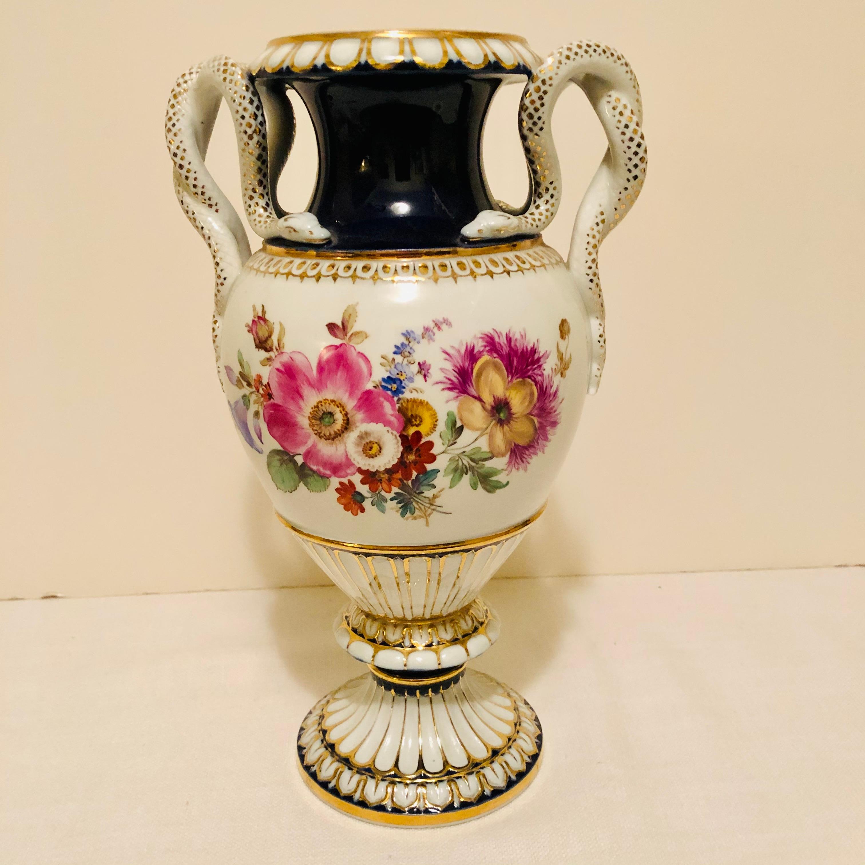Meissener Vase mit verschiedenen Blumenbouquets auf beiden Seiten und Schlangengriffen 2
