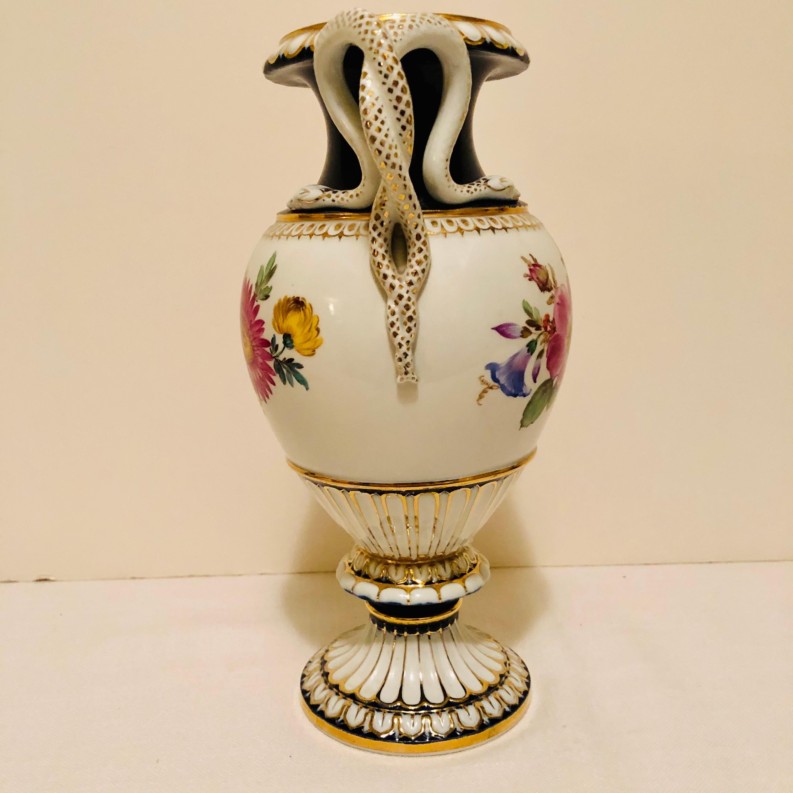Meissener Vase mit verschiedenen Blumenbouquets auf beiden Seiten und Schlangengriffen (Deutsch)