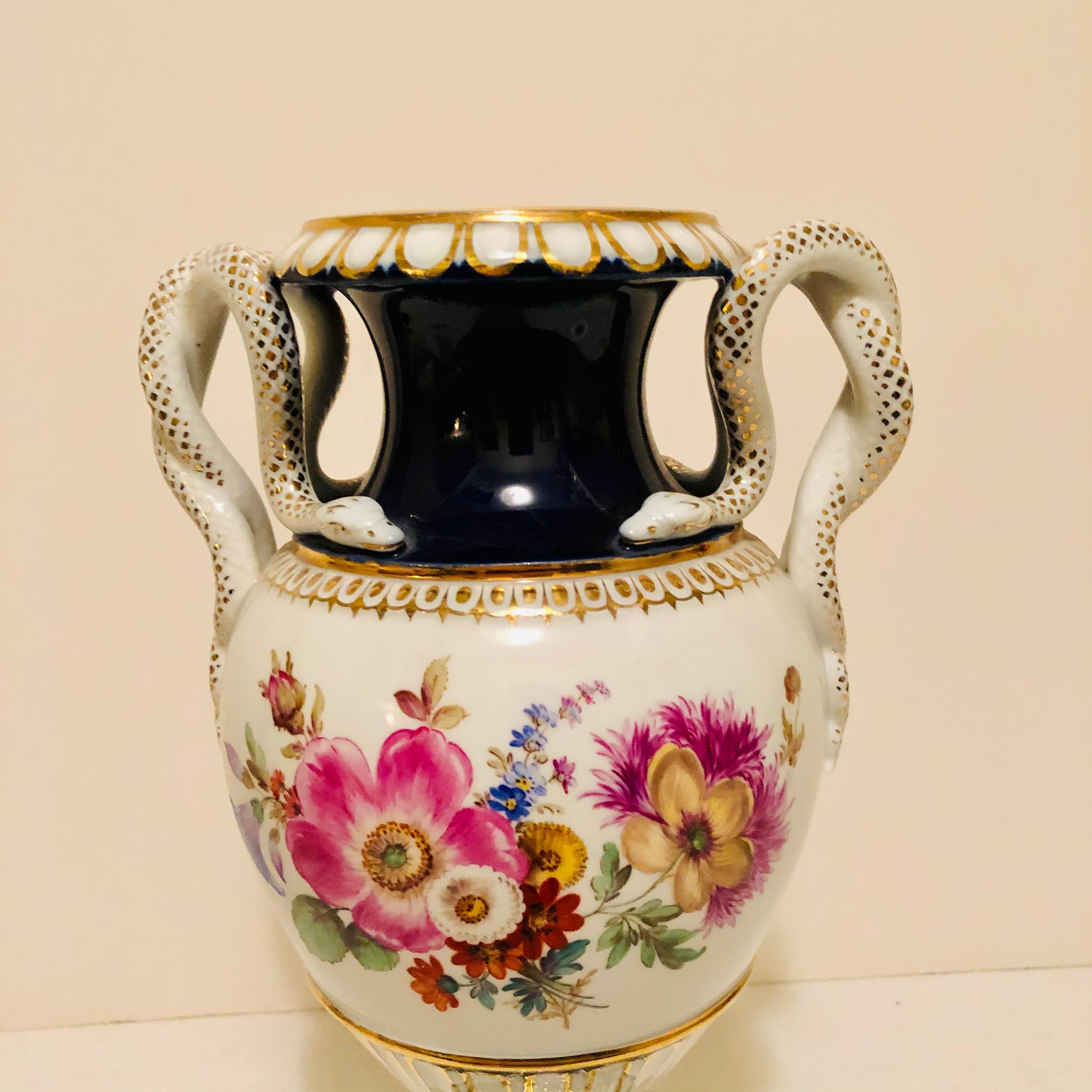 Meissener Vase mit verschiedenen Blumenbouquets auf beiden Seiten und Schlangengriffen (Spätes 19. Jahrhundert)