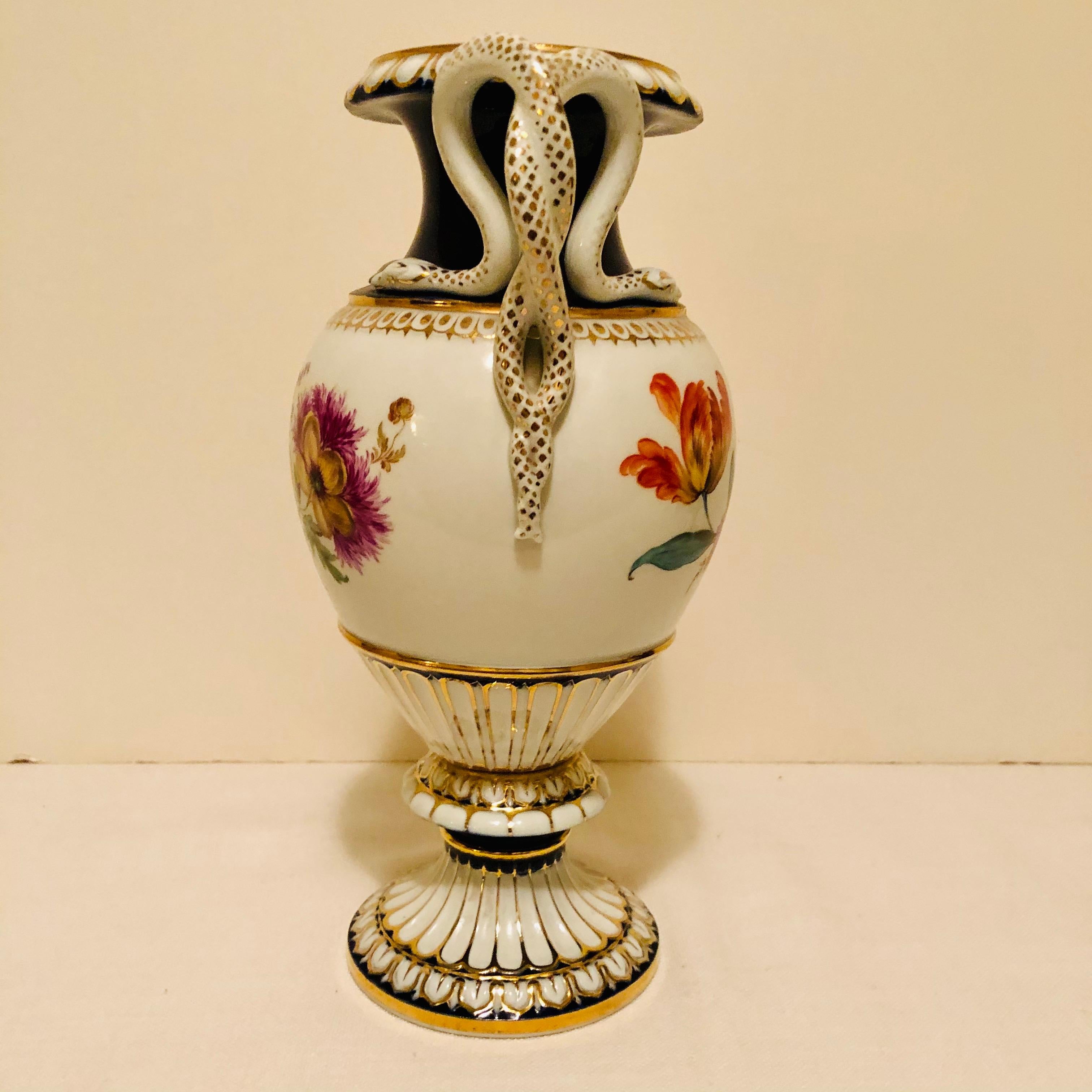 Meissener Vase mit verschiedenen Blumenbouquets auf beiden Seiten und Schlangengriffen 1