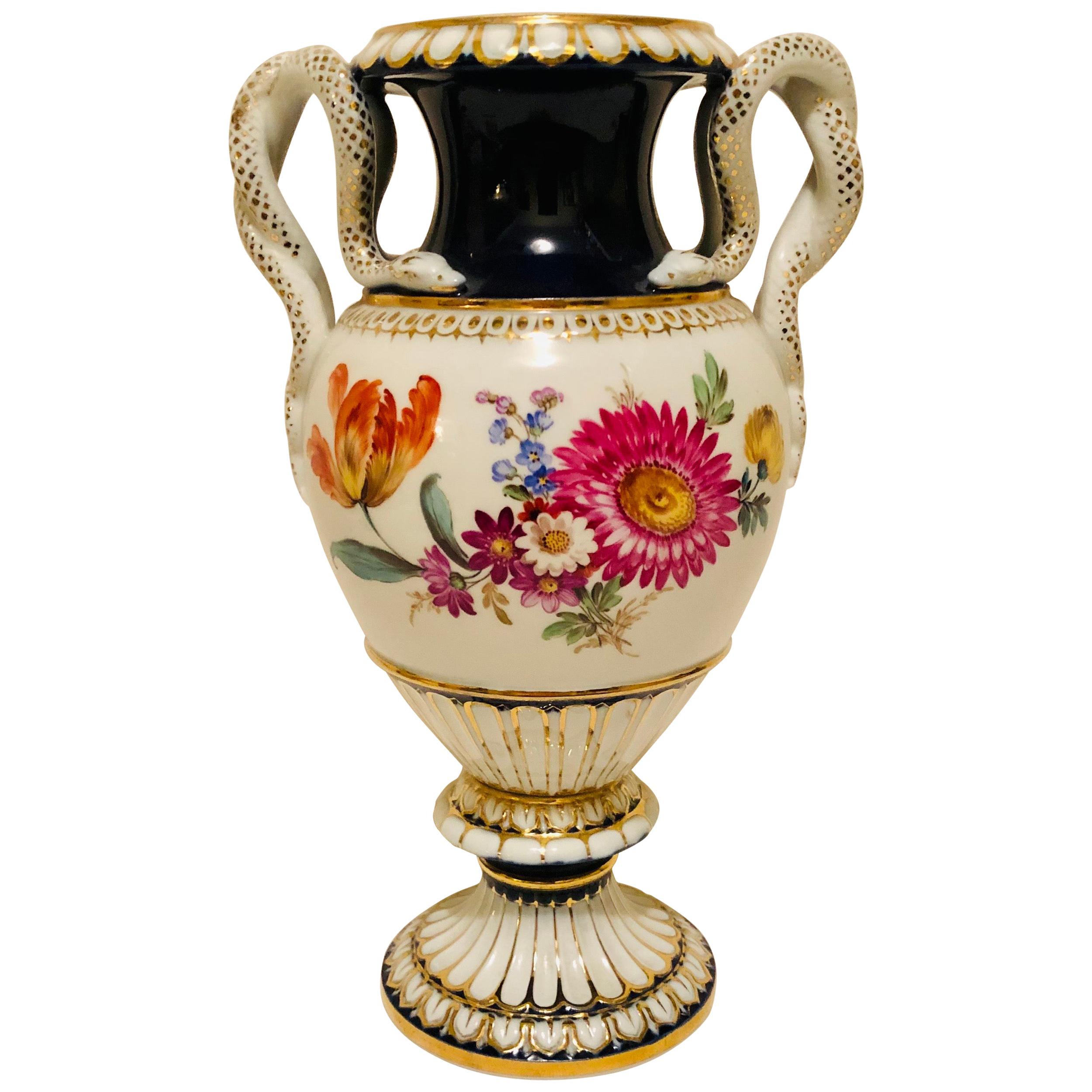 Meissener Vase mit verschiedenen Blumenbouquets auf beiden Seiten und Schlangengriffen