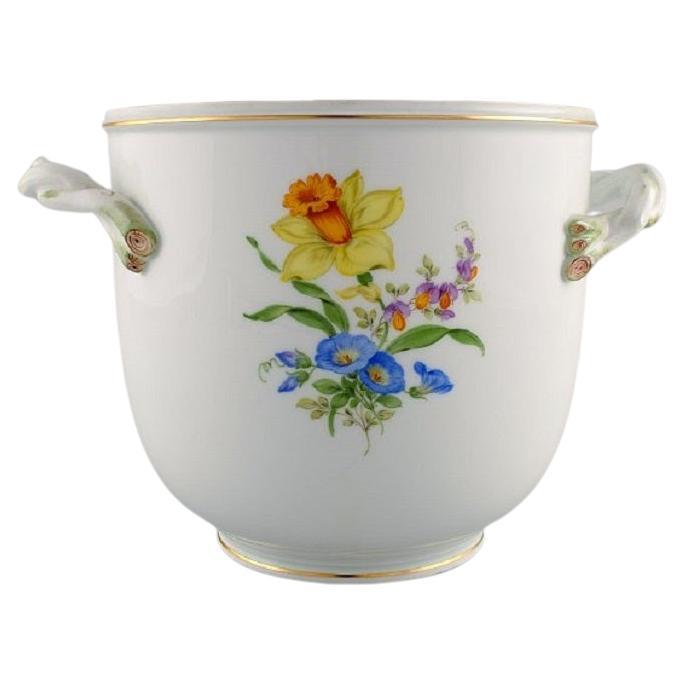 Meissen wine / champagne cooler in hand-painted porcelain with flowers. For Sale