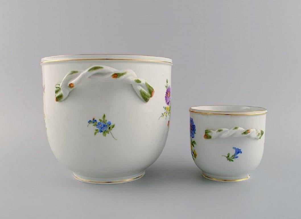 Weinkühler und Vase aus handbemalter Porzellan mit Blumen aus Meissen (Deutsch) im Angebot