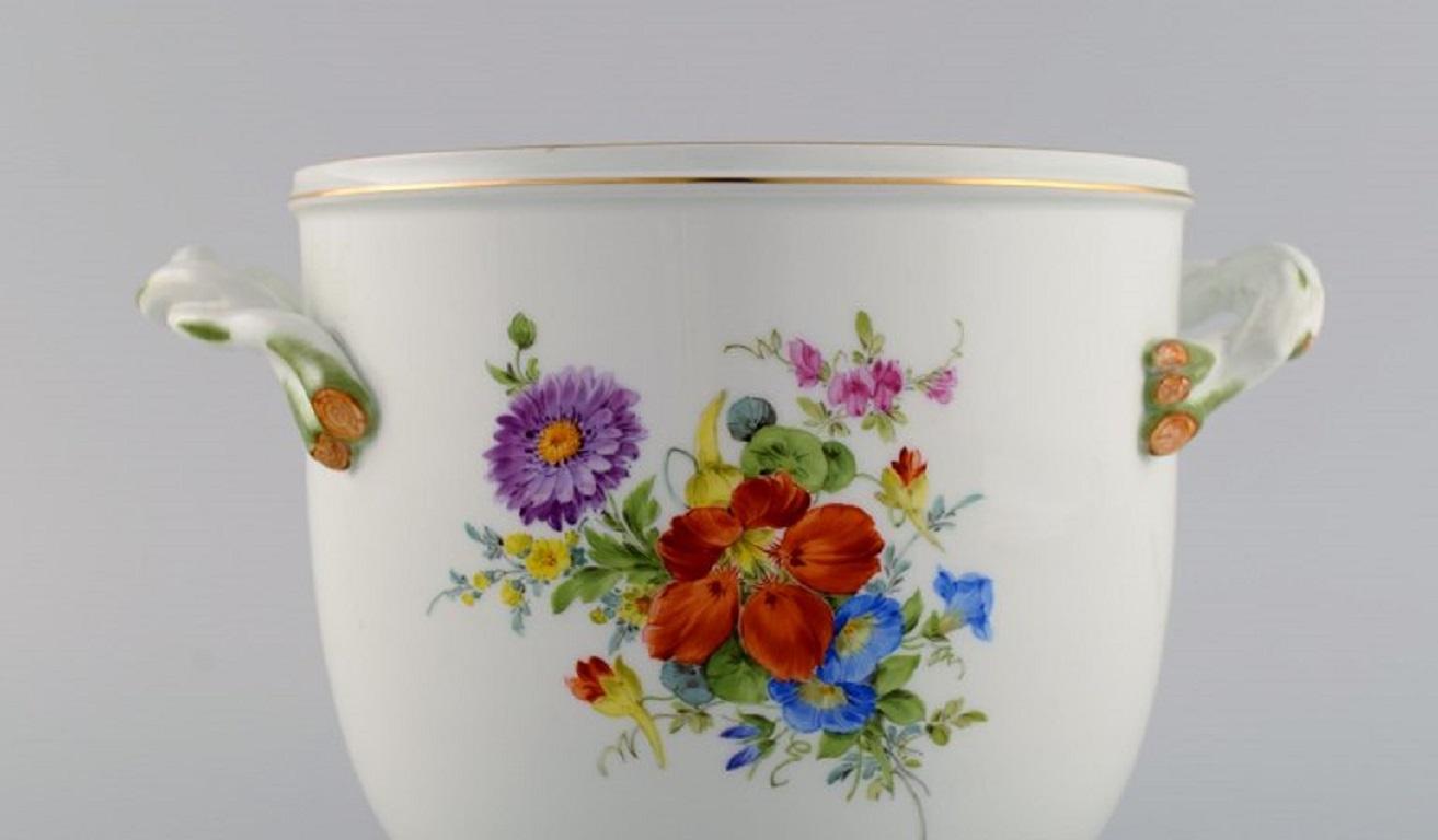 Weinkühler und Vase aus handbemalter Porzellan mit Blumen aus Meissen (Handbemalt) im Angebot