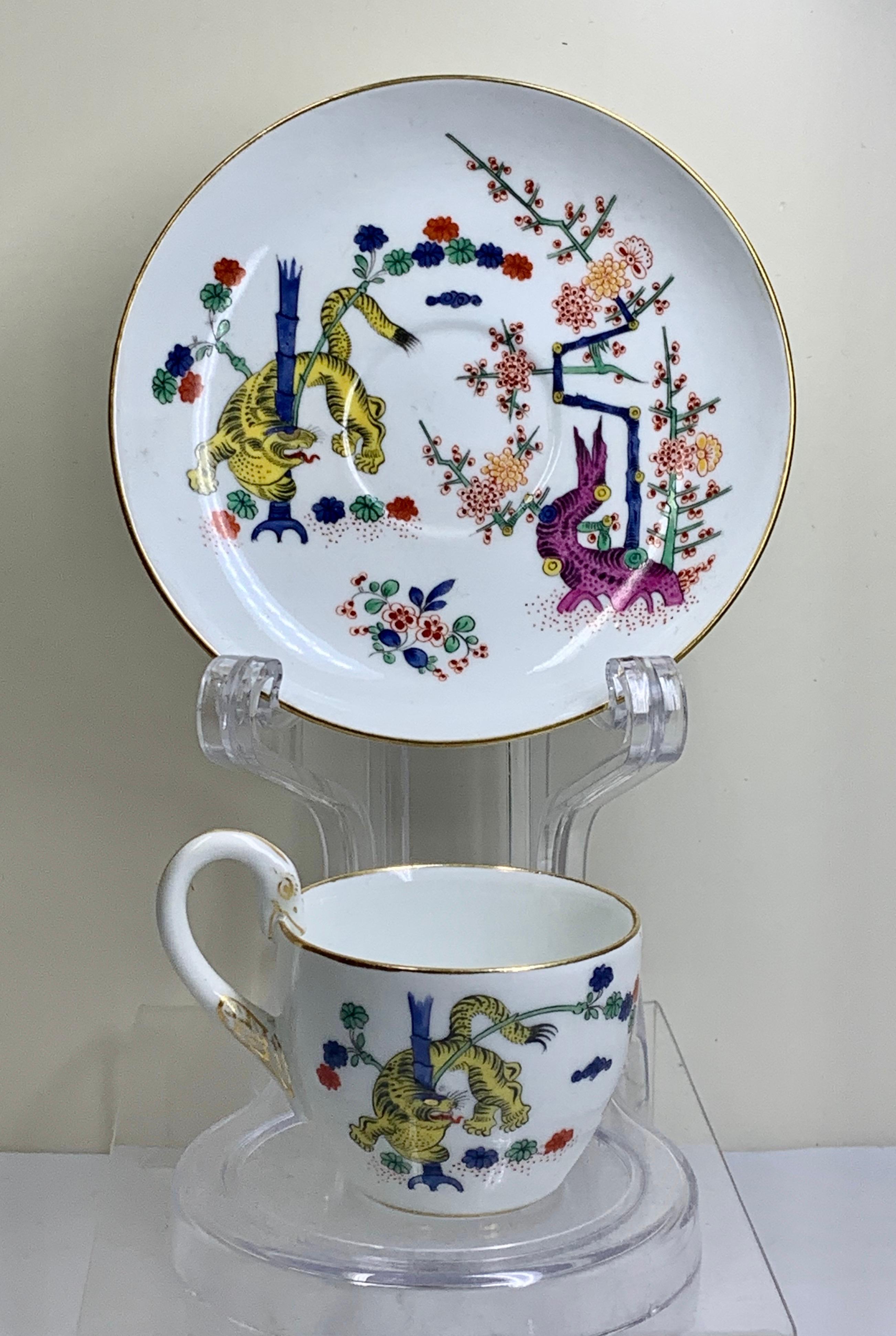 Becher und Untertasse „Tiger“ im Kakiemon-Stil mit gelbem Löwen 5