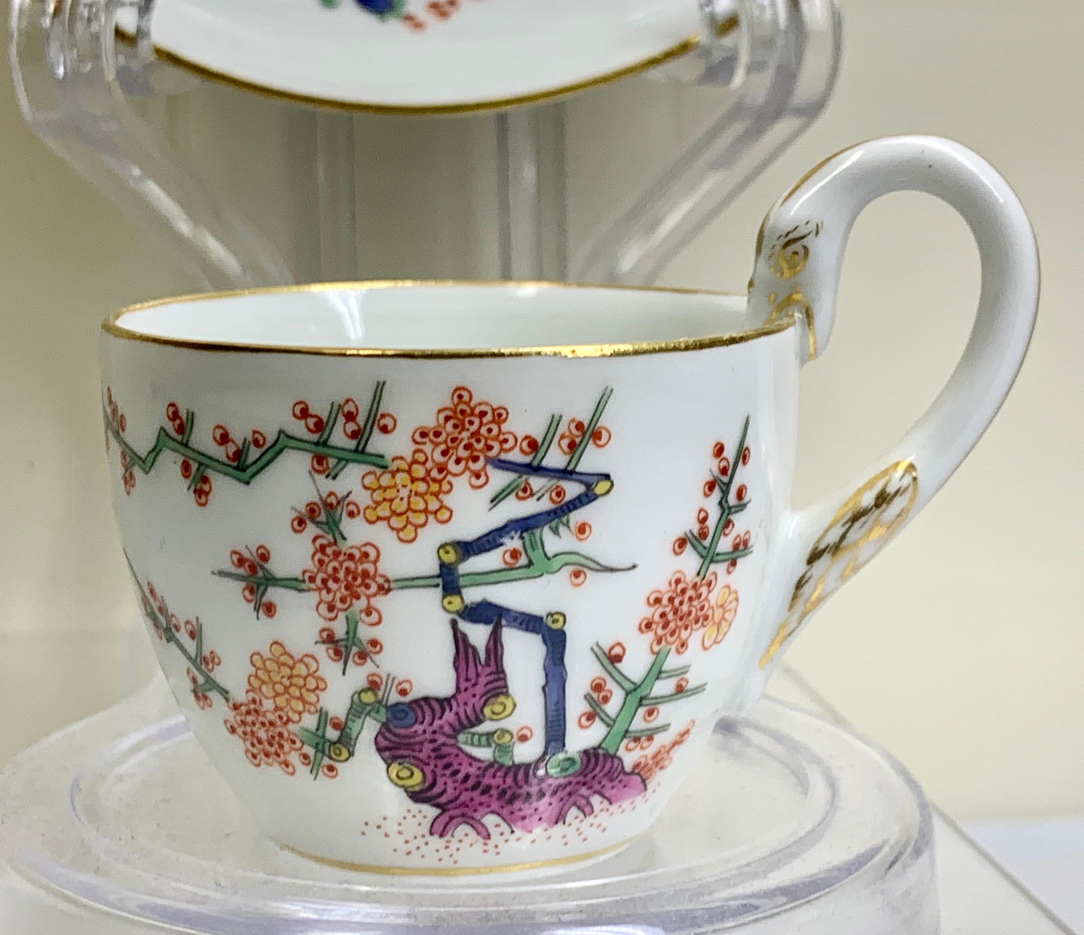 Becher und Untertasse „Tiger“ im Kakiemon-Stil mit gelbem Löwen (Deutsch)