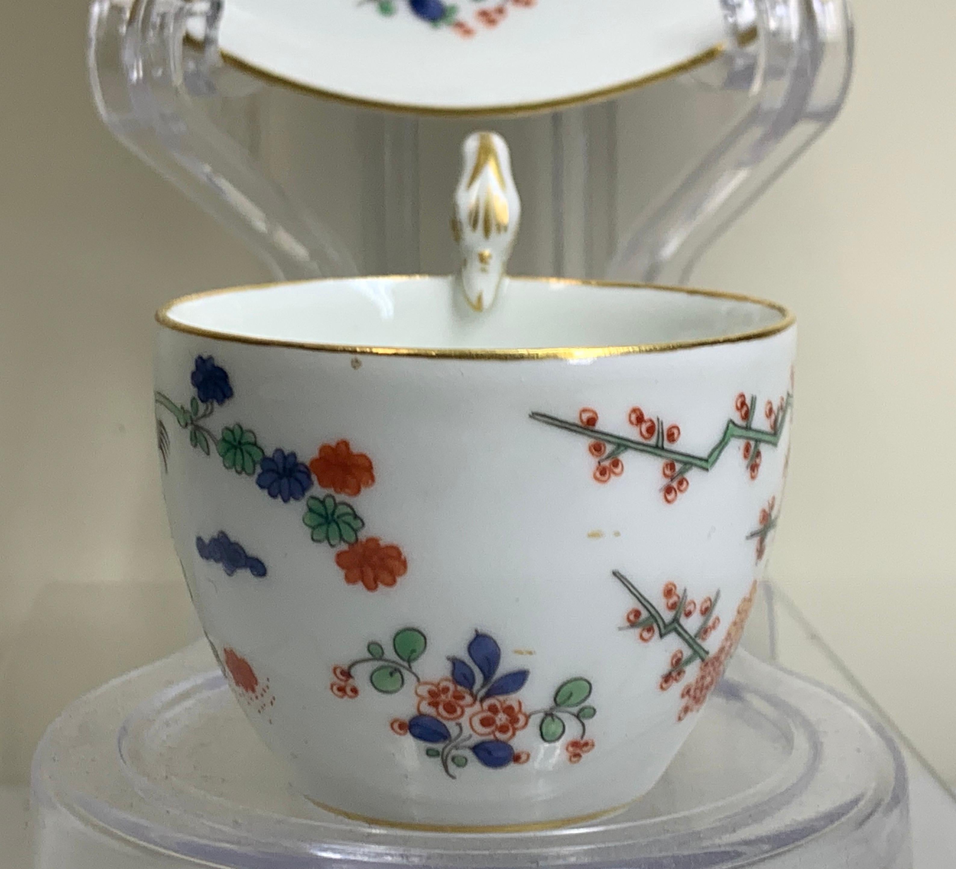 Becher und Untertasse „Tiger“ im Kakiemon-Stil mit gelbem Löwen im Zustand „Gut“ in London, GB