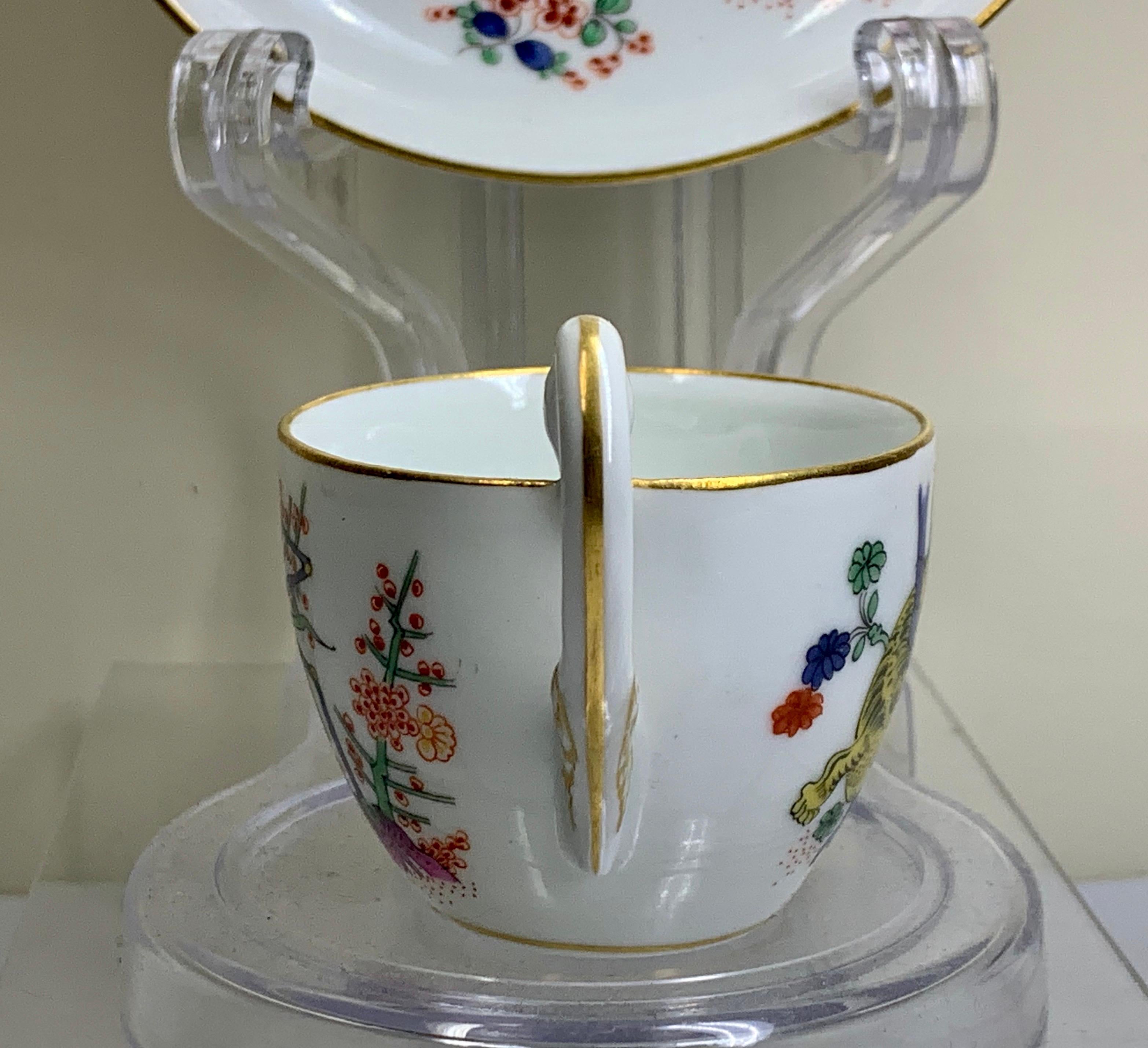 Becher und Untertasse „Tiger“ im Kakiemon-Stil mit gelbem Löwen (Mitte des 18. Jahrhunderts)