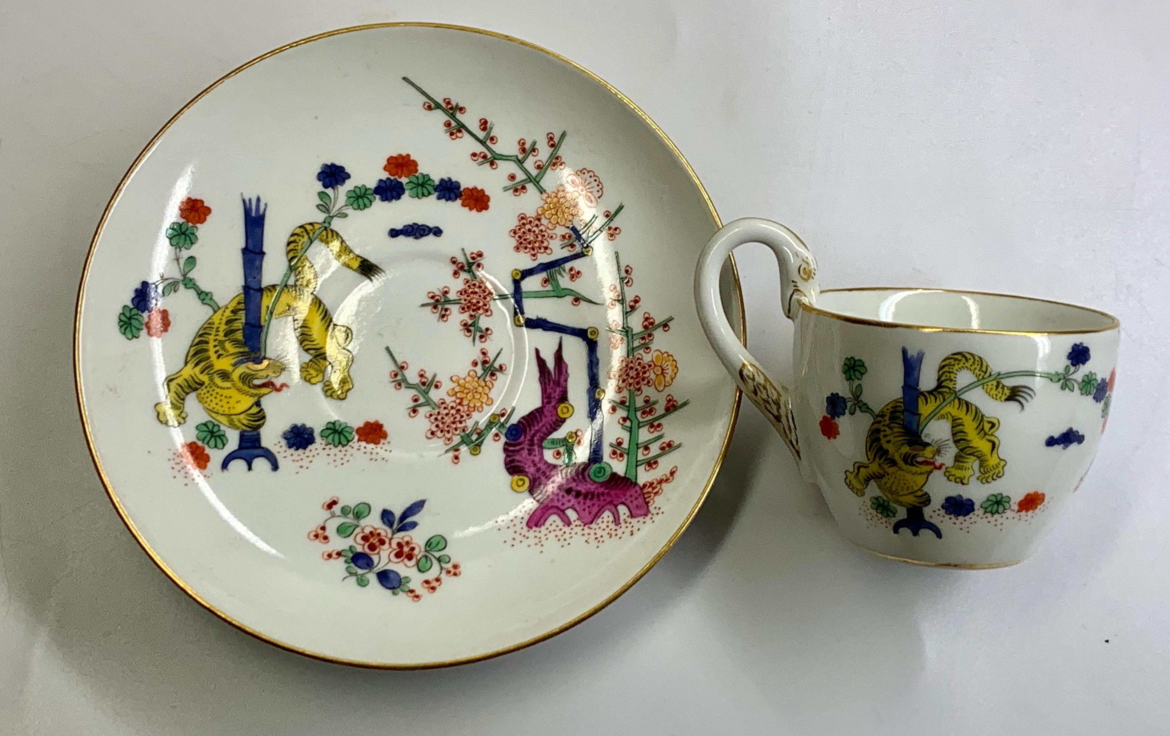 Becher und Untertasse „Tiger“ im Kakiemon-Stil mit gelbem Löwen (Porzellan)