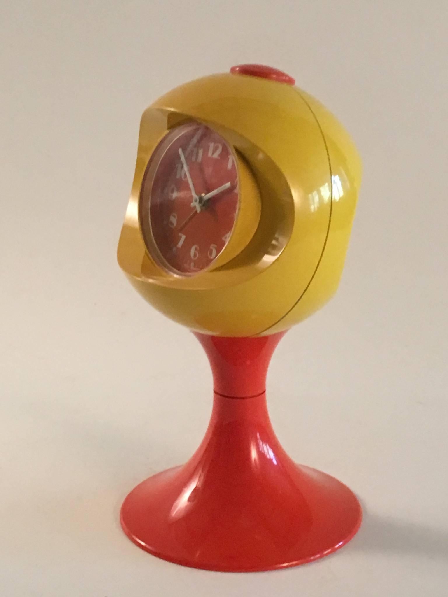 A good Meistea mechanical pedestal clock from the 'space race' era of the late 1960s. In excellent condition with two winding knobs for the clock and the alarm. The yellow and orange plastic is bright and shiny without any blemishes and it keeps