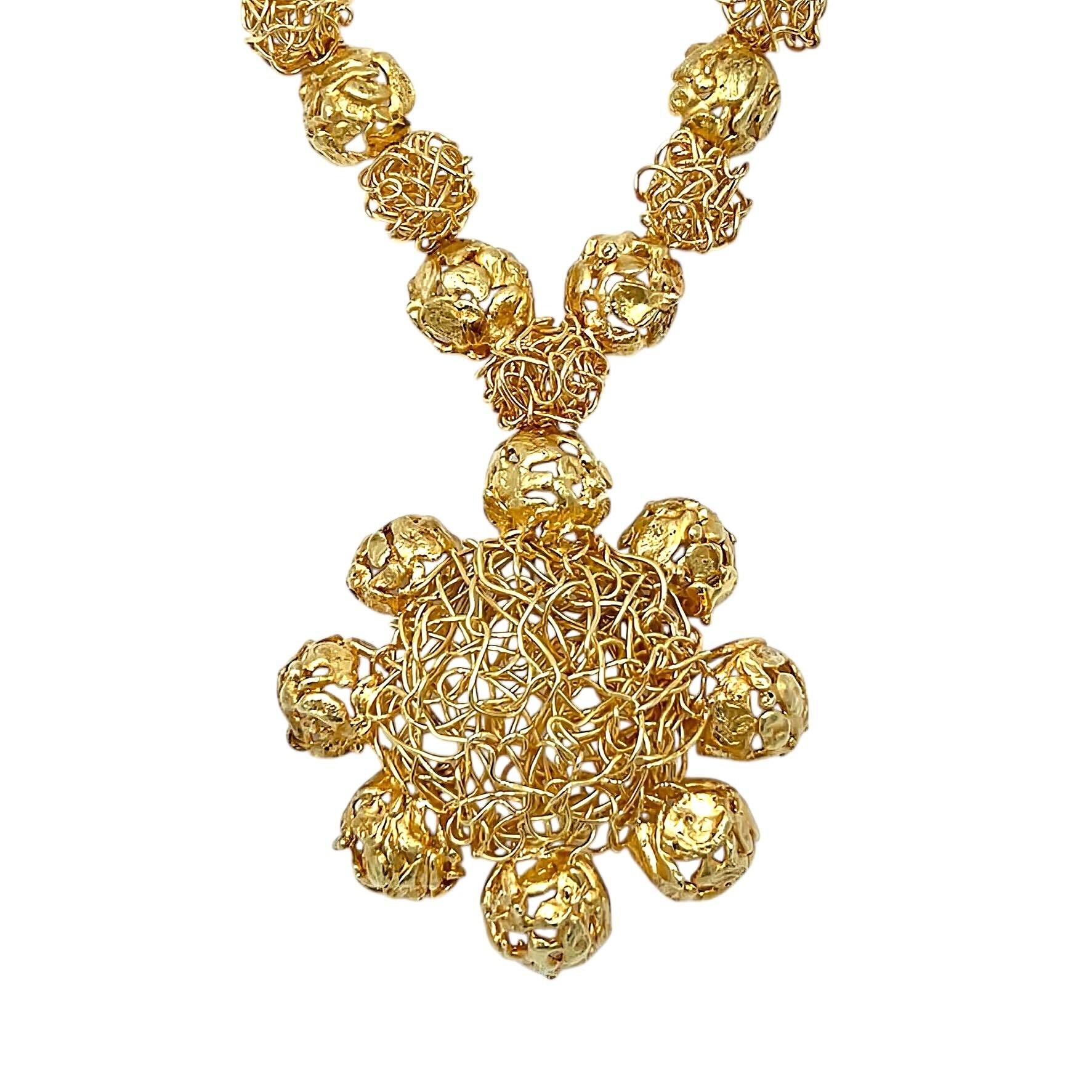 MEISTER Textured Gold Foliate Pendant Necklace In condizioni buone in vendita a New York, NY